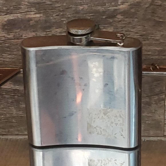 Welcome to Las Vegas Flask - 5 oz Stainless Steel Flask.   Vintage Vegas. - Picture 4 of 7